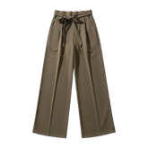 Gerade geschnittene und taillierte Hosen